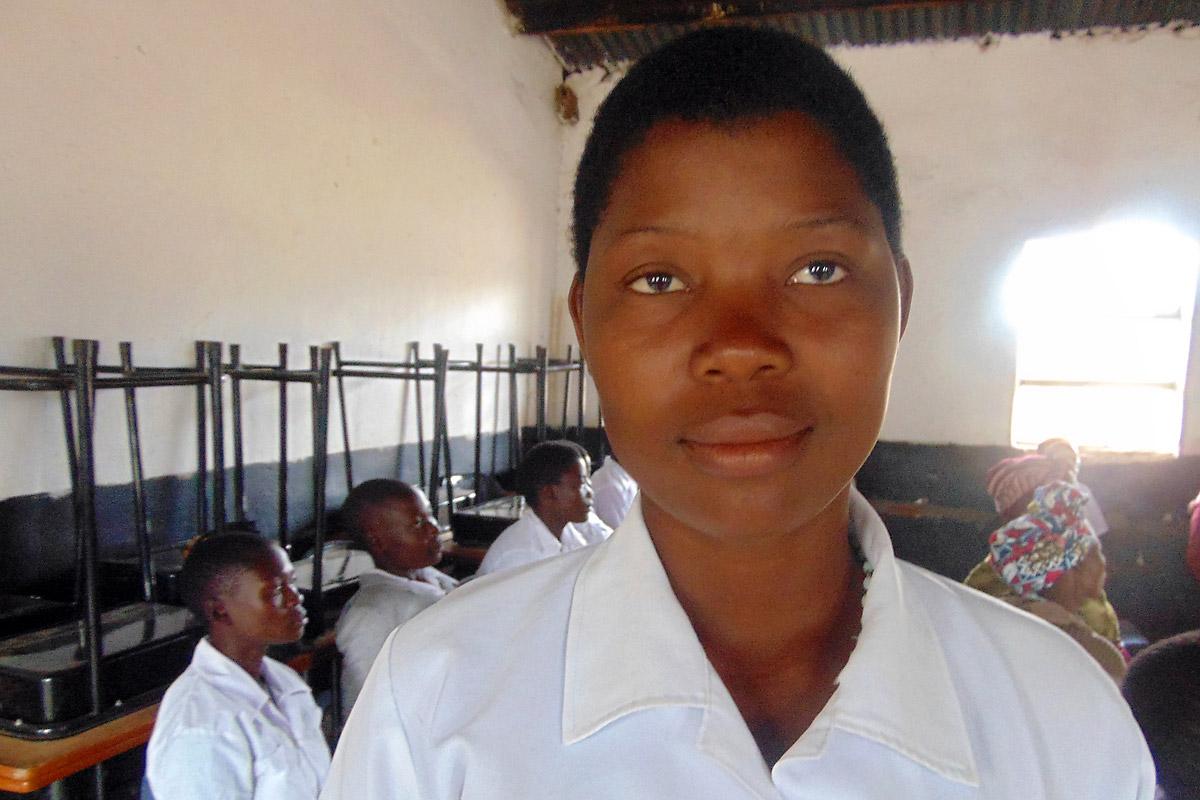 Durch die Initiative des LWB und der malawischen lutherischen Kirche haben Jennipher Thauzeni, eine 19-jährige Mutter, und mehrere andere Mädchen aus dem Dorf Matsimbe eine zweite Chance auf einen Schulbesuch und damit auch auf eine bessere Zukunft bekommen. Foto: ELKM/Mphatso Thole