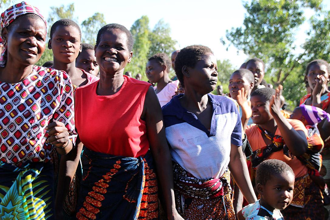 Frauen und Kinder sind meist diejenigen, die am schwersten unter Armut zu leiden haben. Das Projekt der ELKM in Matsimbe vermittelt ihnen Kenntnisse, z. B. in Geflügelzucht, mit denen sie ein Einkommen erwirtschaften können. Foto: Allison Westerhoff
