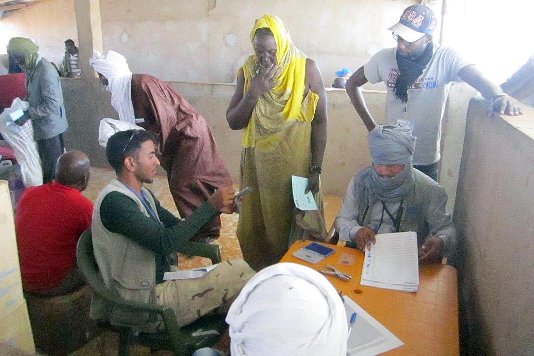 Mauritanians receiving the notification of their changed status at Mbera refugee camp. Photo: LWF Mauritania