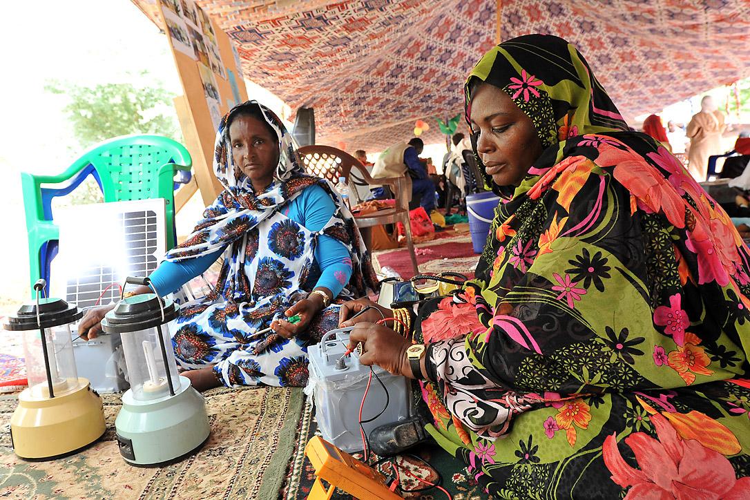 Bowba mint Brahim and Aichetou mint Khayling demonstrate their solar panels. Photo: LWF/ C. KÃ¤stner