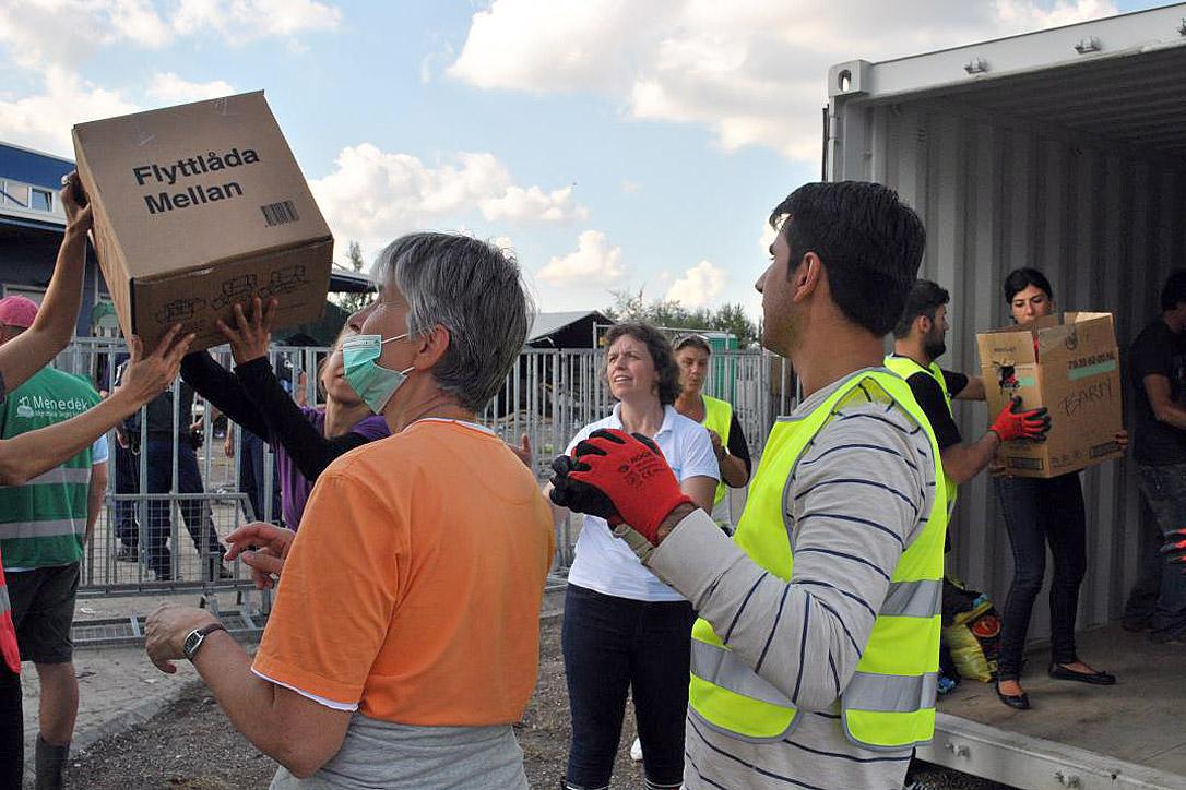 Volunteers and church aid organization at a distribution in Hungary. Photo: evangelikus.hu