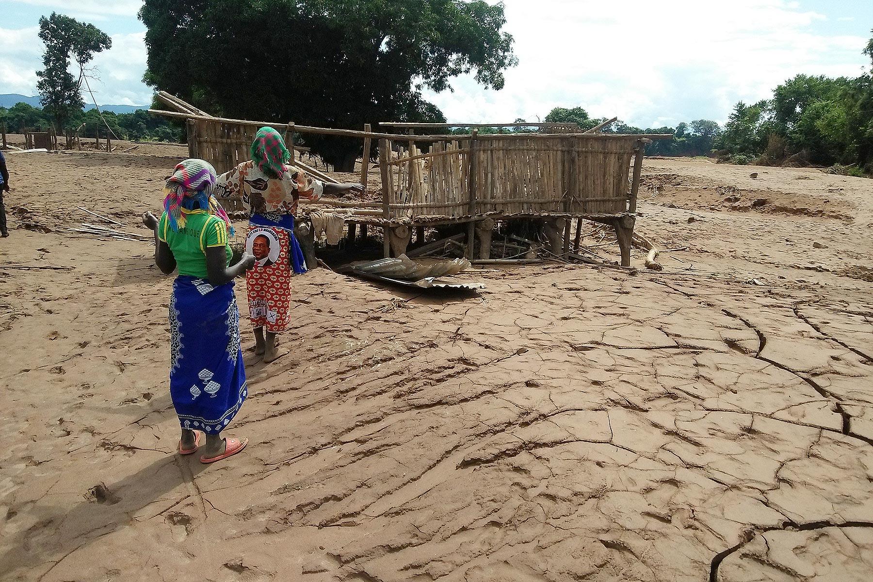 Frauen stehen vor den Trümmern ihrer Heimstätte im Dorf Gudza in Zentralmosambik. Hier haben Wind und Wasser des Wirbelsturms Idai schwere Verwüstungen angerichtet. Alle Fotos: LWB/Philip Wijmans