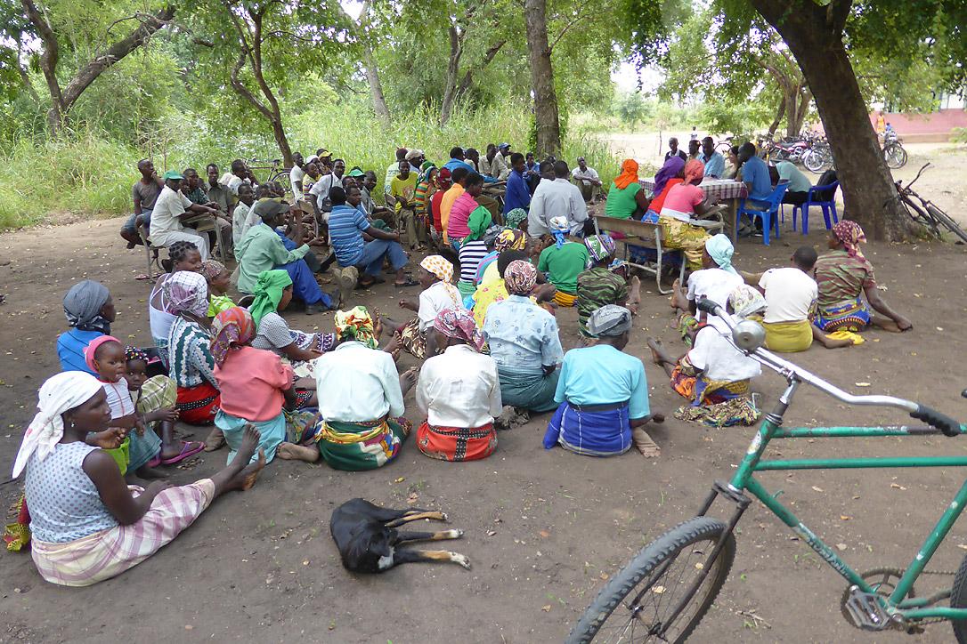 Diskussion mit einer Dorfgemeinschaft im Vorfeld der Menschenrechtsbewertung. Foto: LWF/ S. Oftadeh