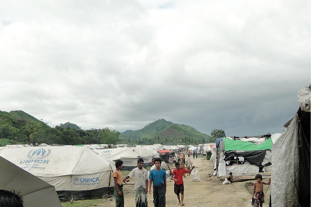Vor dem Monsun: Hilfsorganisationen unterstützen Menschen in einem Lager für Binnenvertriebene. Viele dieser Lager wurden auf Reispaddys angelegt, die in der Regenzeit besonders anfällig für Überschwemmungen sind. Foto: Evangelos Petratos, EU/ECHO (Archivbild, CC-NC-ND)