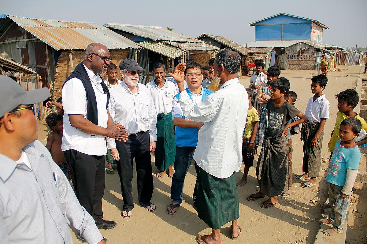 Der LWB-Präsident im Gespräch mit Bewohnern des Camp Ohn Taw Gyi (South). Foto: LWB/ I. Htun