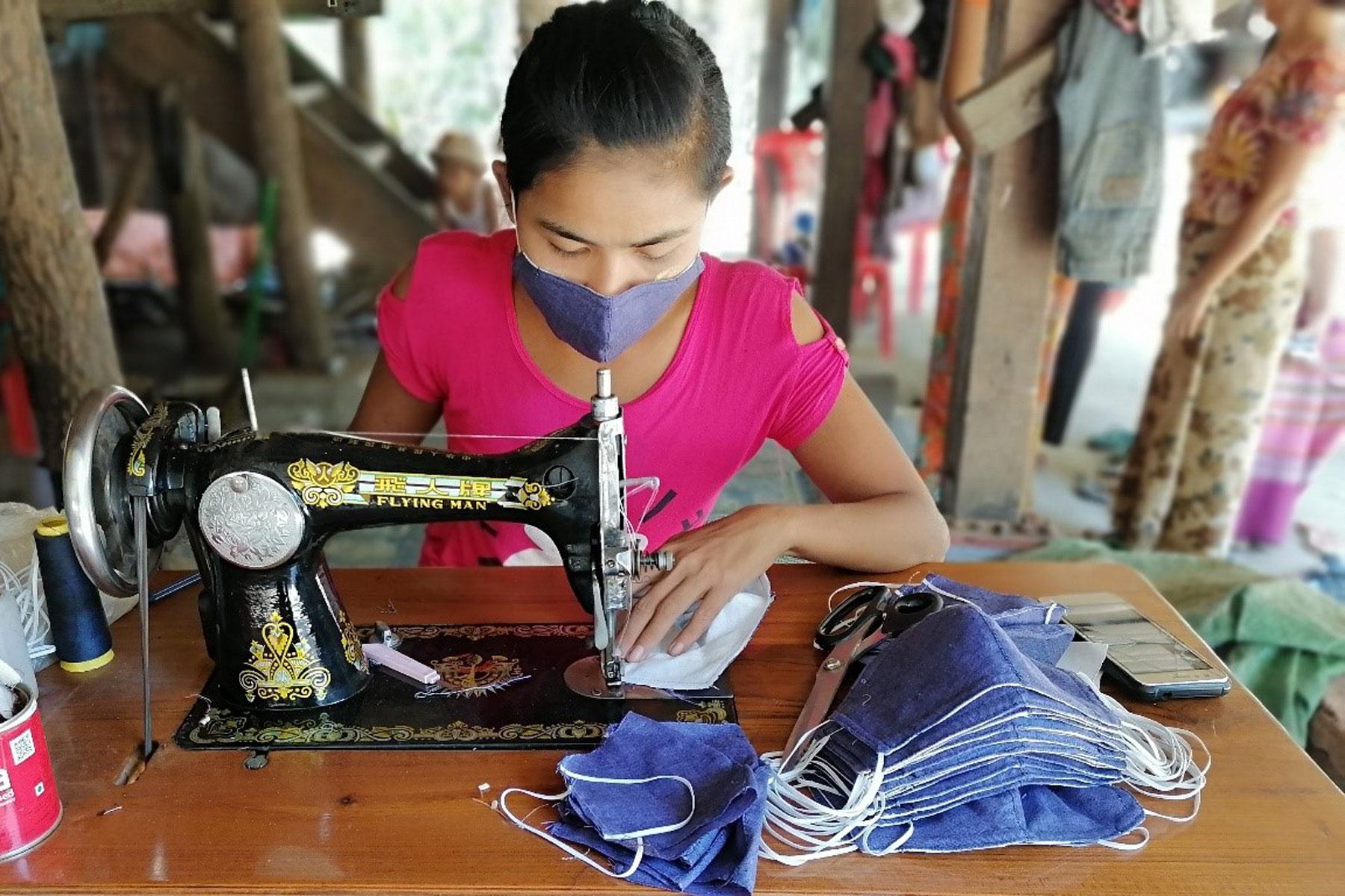 Eine Unternehmerin näht Gesichtsmasken aus Stoff im Dorf Kyauk Tan Gyi, Sittwe Township, Rakhine State, Myanmar. Foto: LWB/Nu Nu Aye