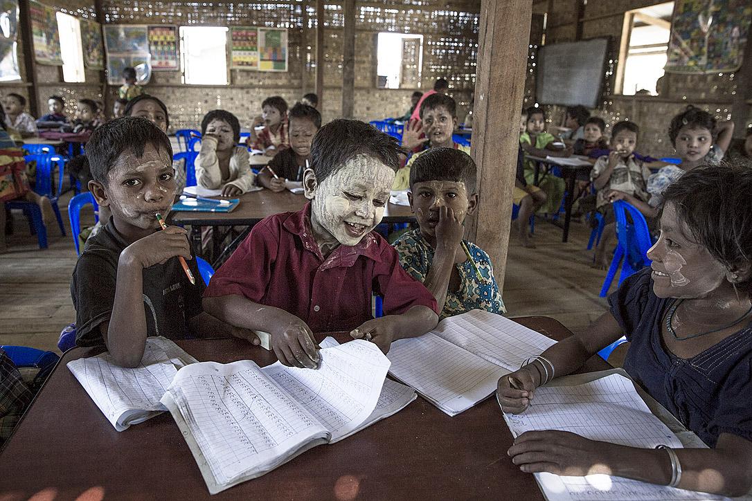 Kinder in einem provisorischen Klassenzimmer im Ohn Taw Gyi South-Camp im Rakhine State. Sie tragen das traditionelle burmesische Hautpflegemittel Thanaka im Gesicht. Foto: LWB-Myanmar