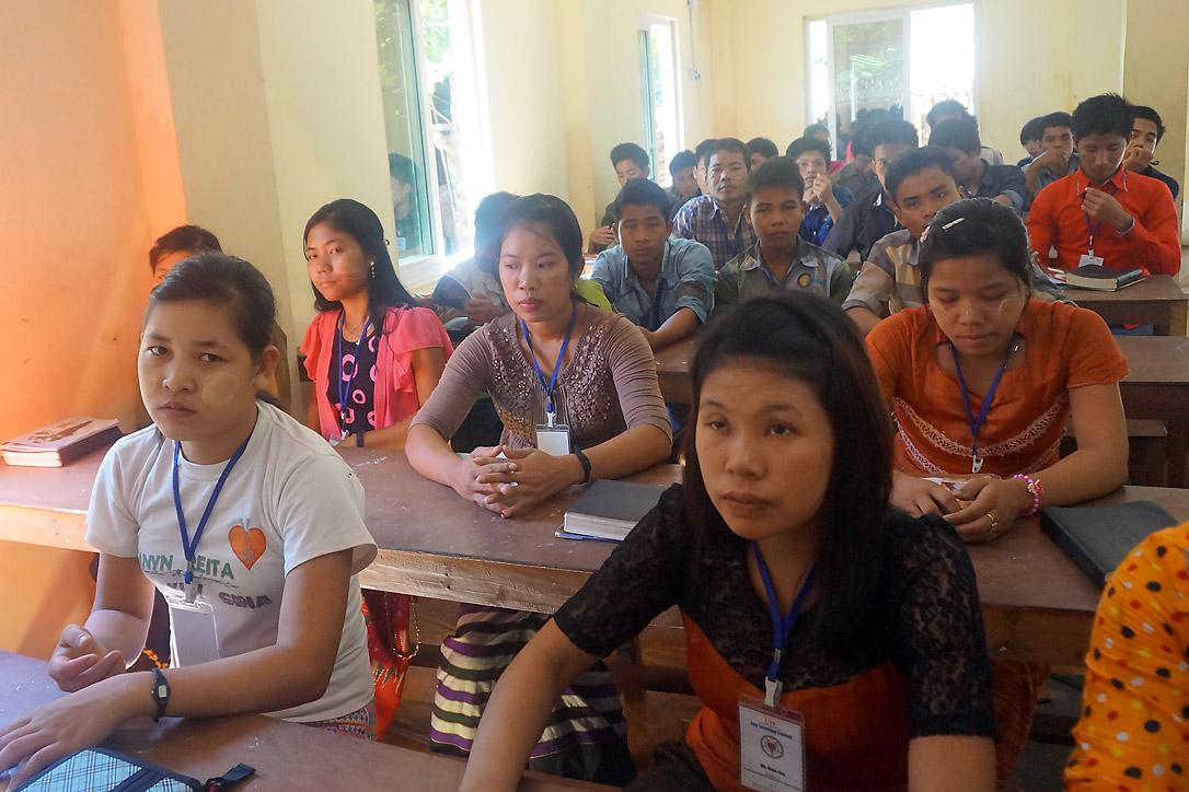 EvangelistInnen nehmen in Yangon an einem von der Myanmarischen Lutherischen Kirche angebotenen Kurs teil, der LaiInnen zur Übernahme von Leitungsaufgaben in ihren dörflichen Kirchengemeinden zurüstet. Diese Unterstützung ist entscheidend „für eine junge Kirche mit vielen kleinen Gemeinden in den Dörfern“, erläutert Ilona Dorji, LWB-Referentin für Projektkoordinierung und Überwachung. Foto: LWB/I. Dorji