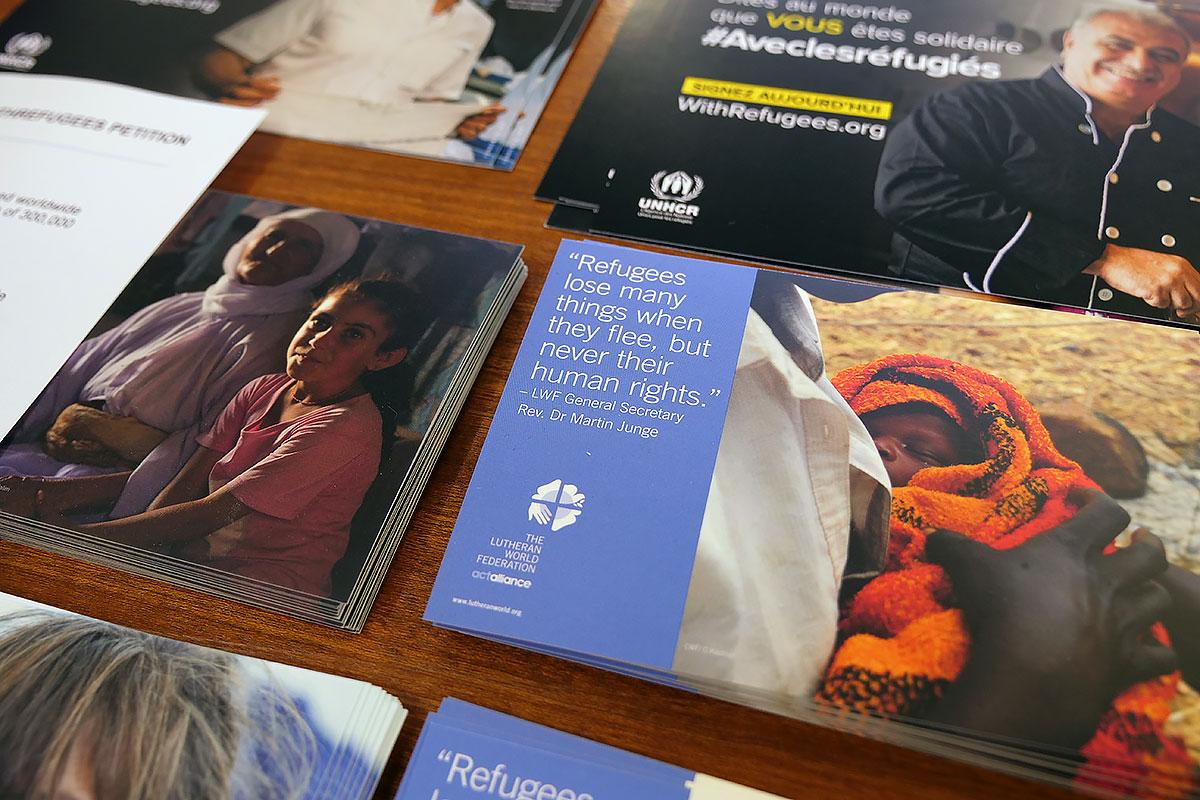 Wer flieht, verliert vieles, aber nie die Menschrechte: Materialien von LWB und UNHCR zur Ansicht bei der Podiumsdiskussion. Foto: LWB/A. Danielsson