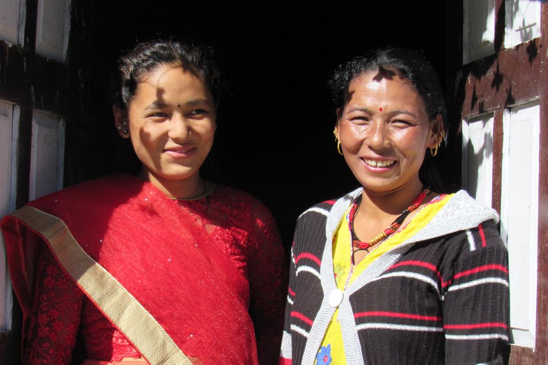 Rita Lama (r.) bei ihrem Haus. Beschuldigungen von Hexerei trieben sie fast in den Tod. Fotos: LWB/U. Pokharel