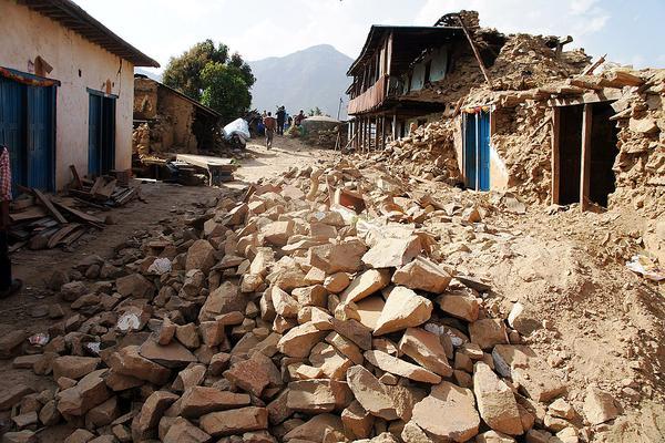 Eine Strasse in Dhusel in Distrikt Lalitpur, die von dem Erdbeben im April völlig zerstört worden ist. Die meisten Menschen hatten gerade mit den Aufräumarbeiten begonnen, als das zweite Beben kam. Foto: LWB/C. Kästner