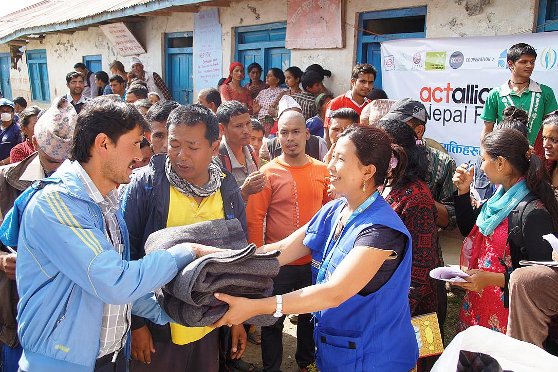 Der LWB verteilt Decken an die Überlebenden des Erdbebens im Distrikt Lalitpur. Foto: C. Kästner