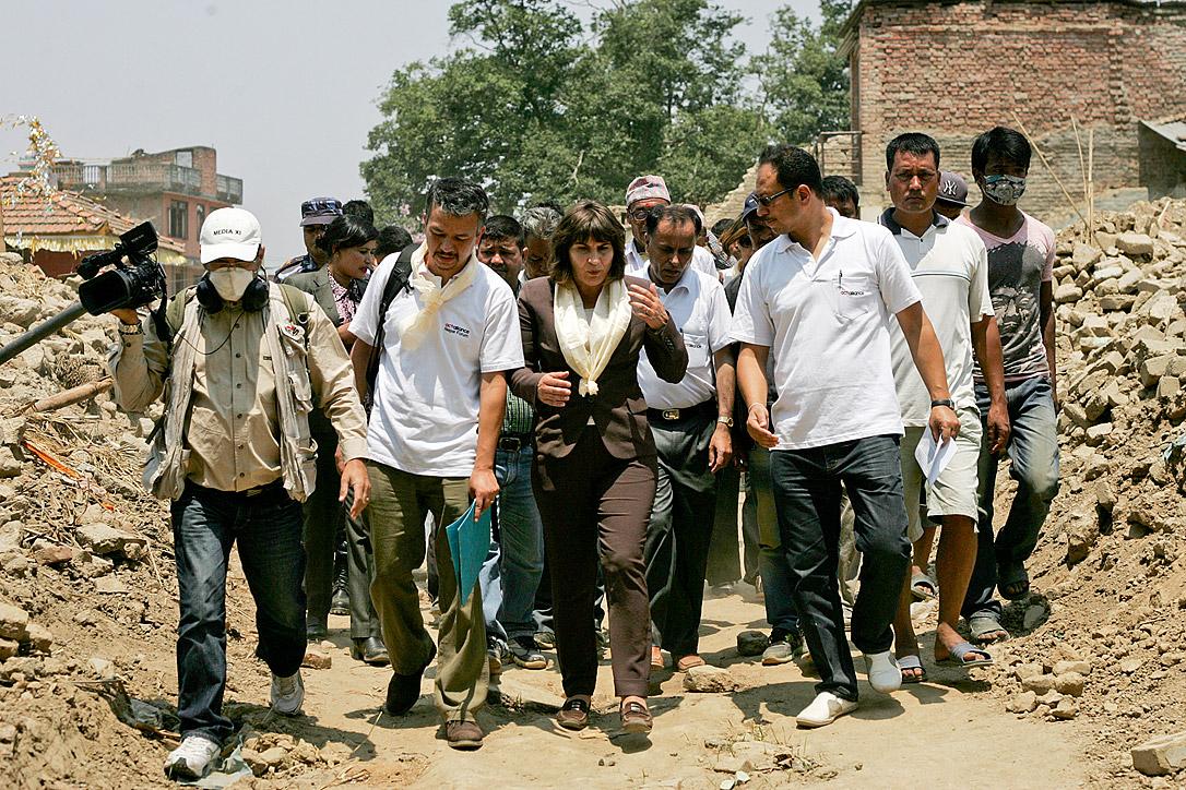 Die niederländische Ministerin für Aussenwirtschaft und Entwicklungszusammenarbeit Lilianne Ploumen besucht die Erdbebenhilfe des Nepalprogramms des Lutherischen Weltbundes in dem Dorf Indrayani. Foto: LWB-Nepal