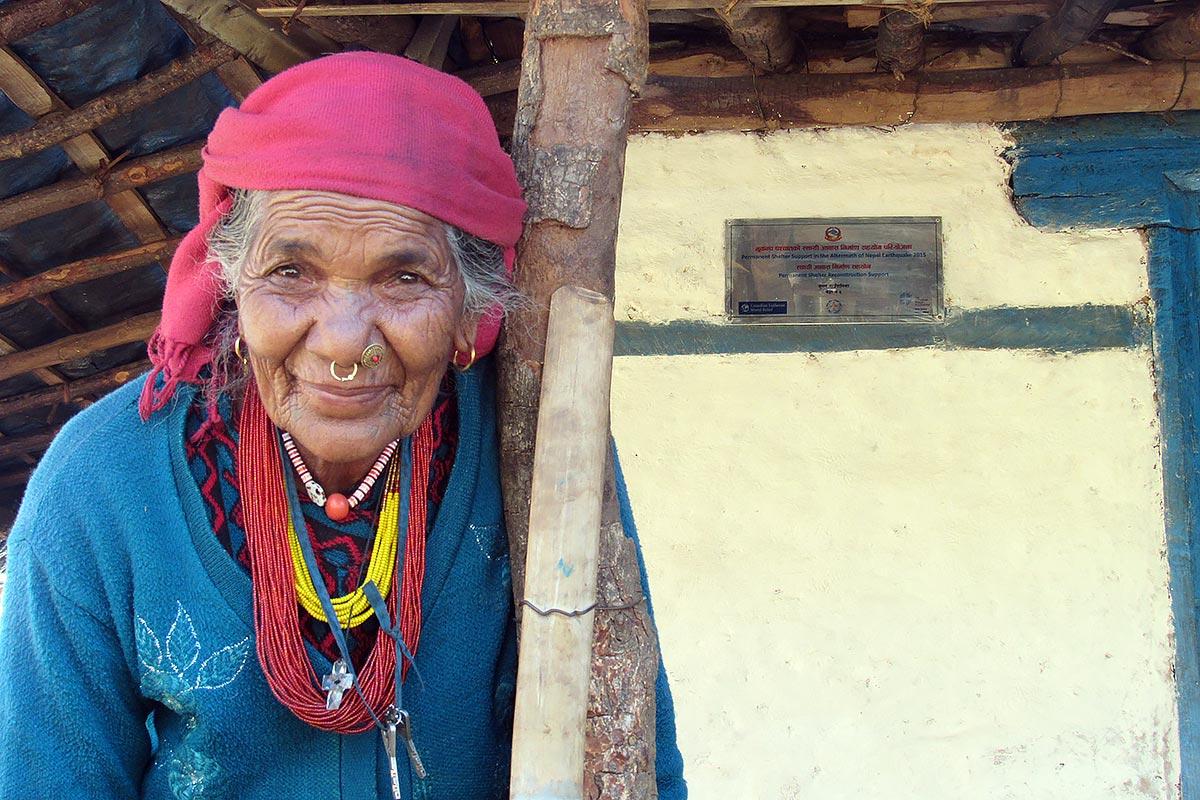 “Großmutter” Kali Kamini bei ihrem neuen Haus. Foto: LWB/U. Pokharel