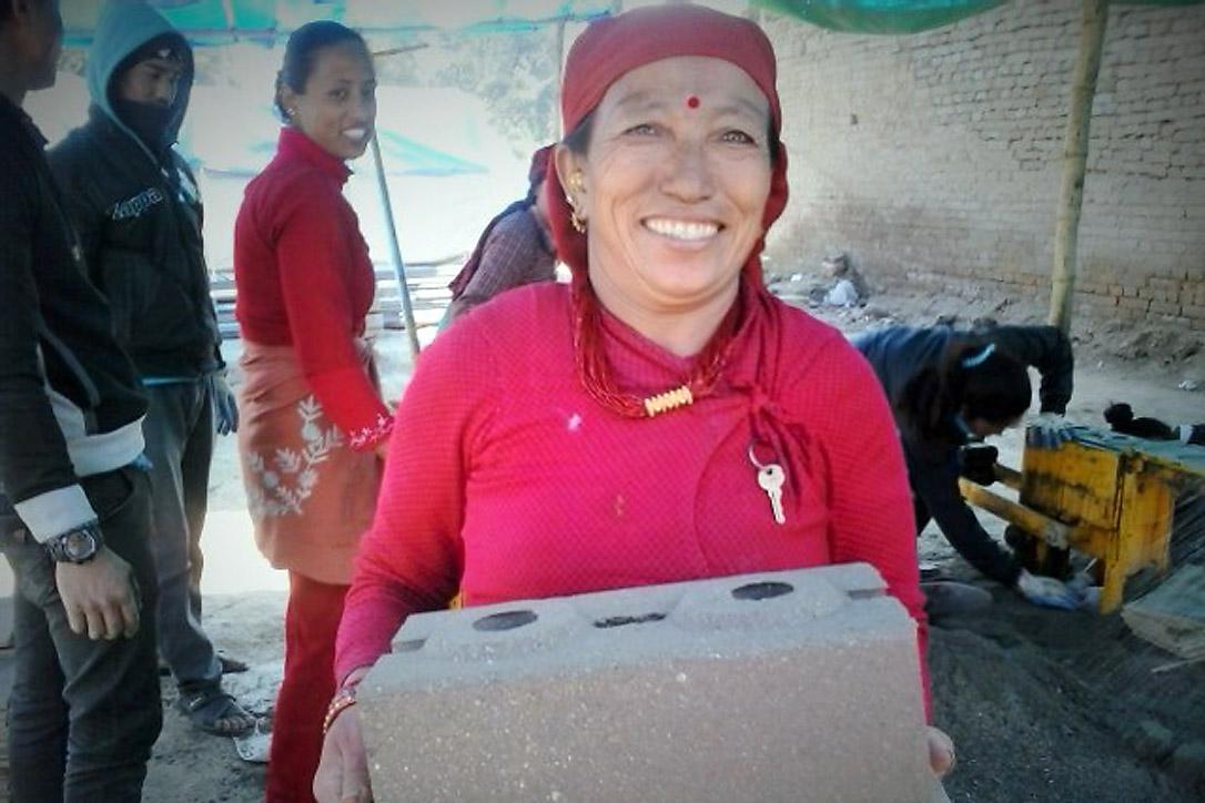 Kabitas Freundin Kanchhi Shrestha mit einem frisch geformten Baustein. Foto: LWB/Lucia de Vries