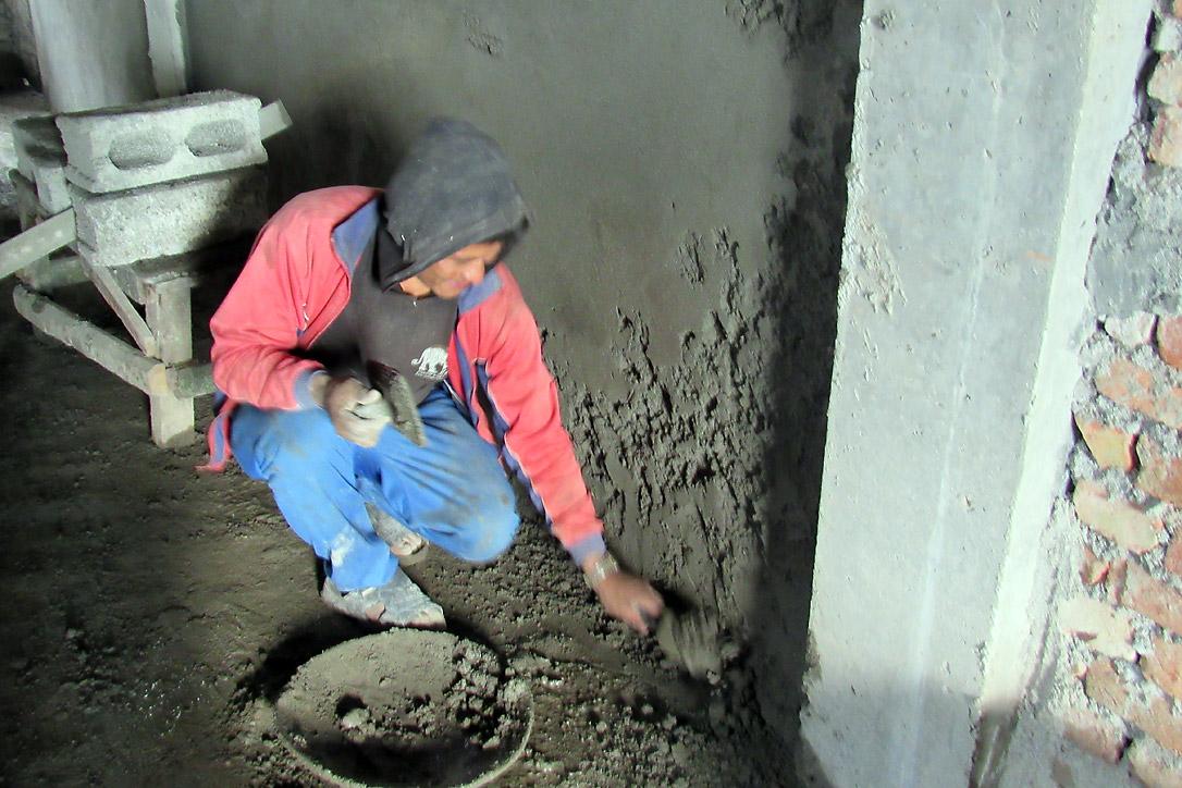Tashi Tamang arbeitet an einem Haus in Ramche. Auf dem Workshop von LWB und Islamic Relief hat er gelernt, wie man in der Himalaya-Region erdbebensichere Häuser baut. Foto: LWF/R. Sedhai