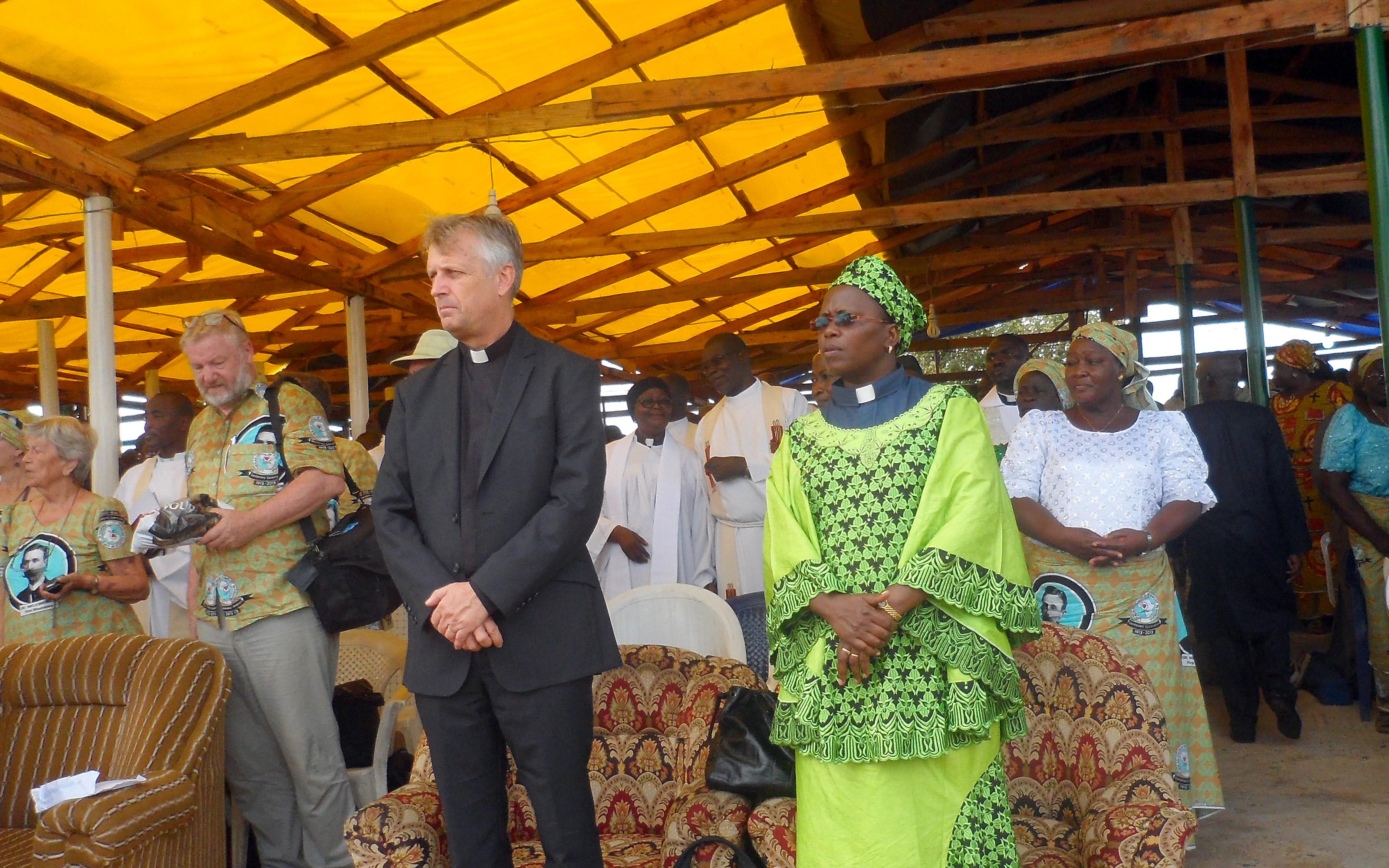 Pfr. Martin Junge und Pfarrerin Dr. Elieshi Mungure während der Jubiläumsfeierlichkeiten. Foto: LWB/LKCN/Felix Samari