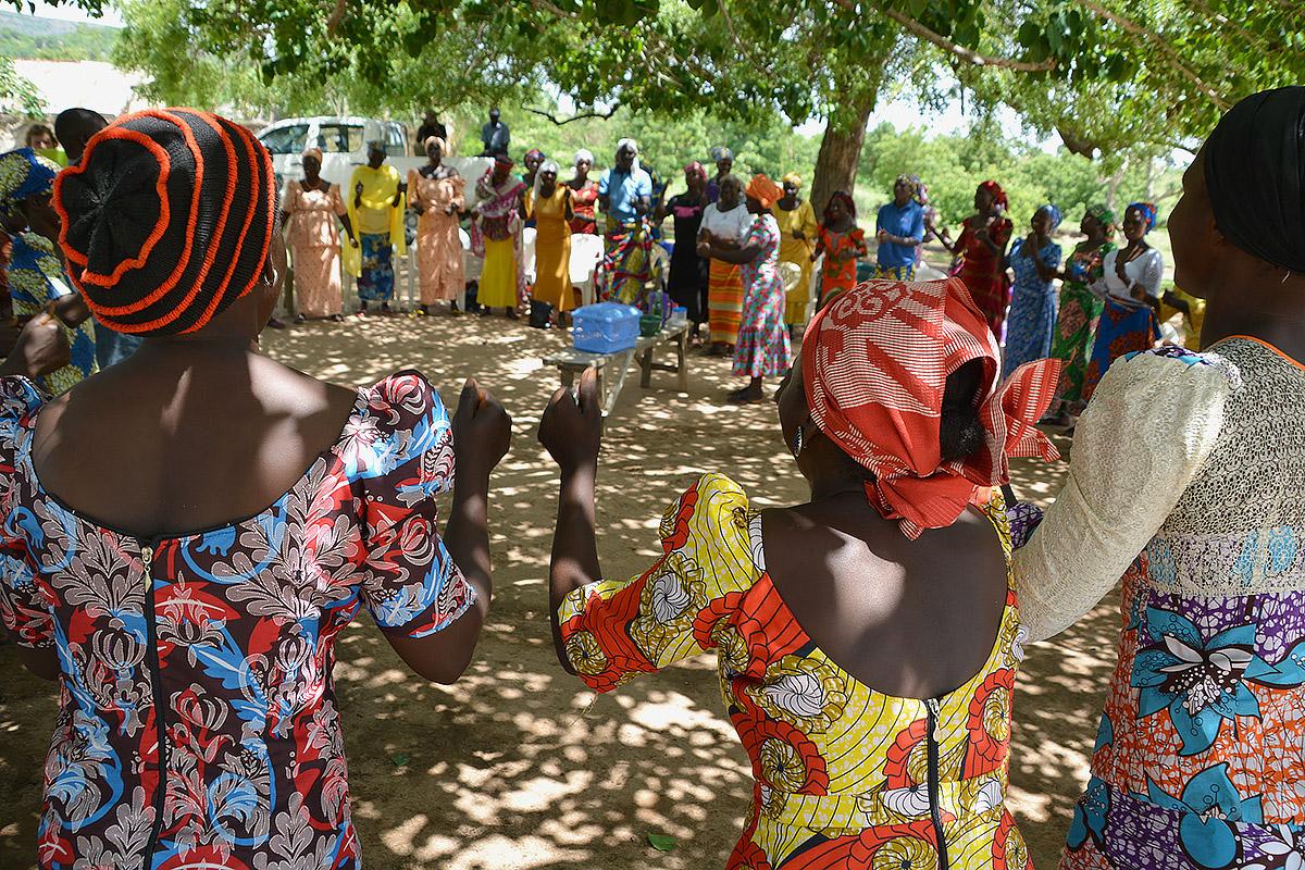 DorfbewohnerInnen in Wakka beim Tanz. Fotos: ELKU