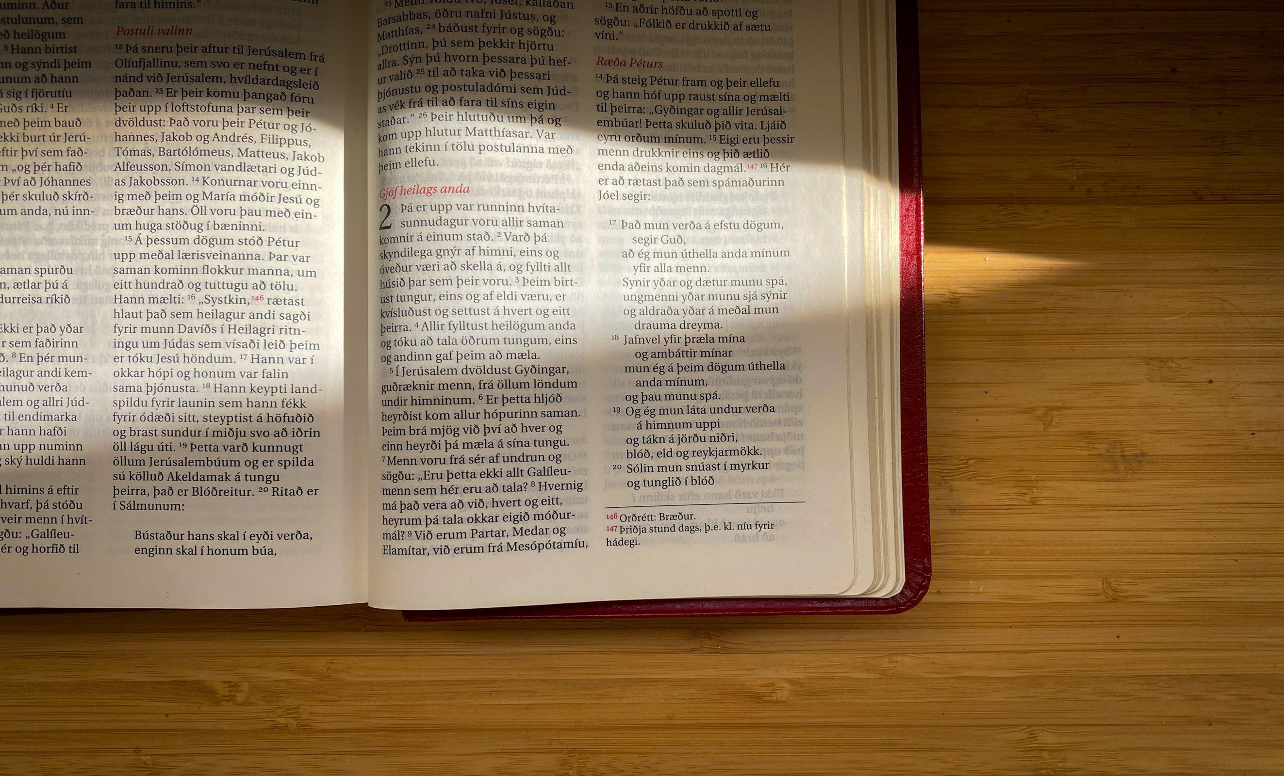 Der Abschnitt aus der Apostelgeschichte in der isländischen Bibel von 2007. Foto: LWB/A. Danielsson