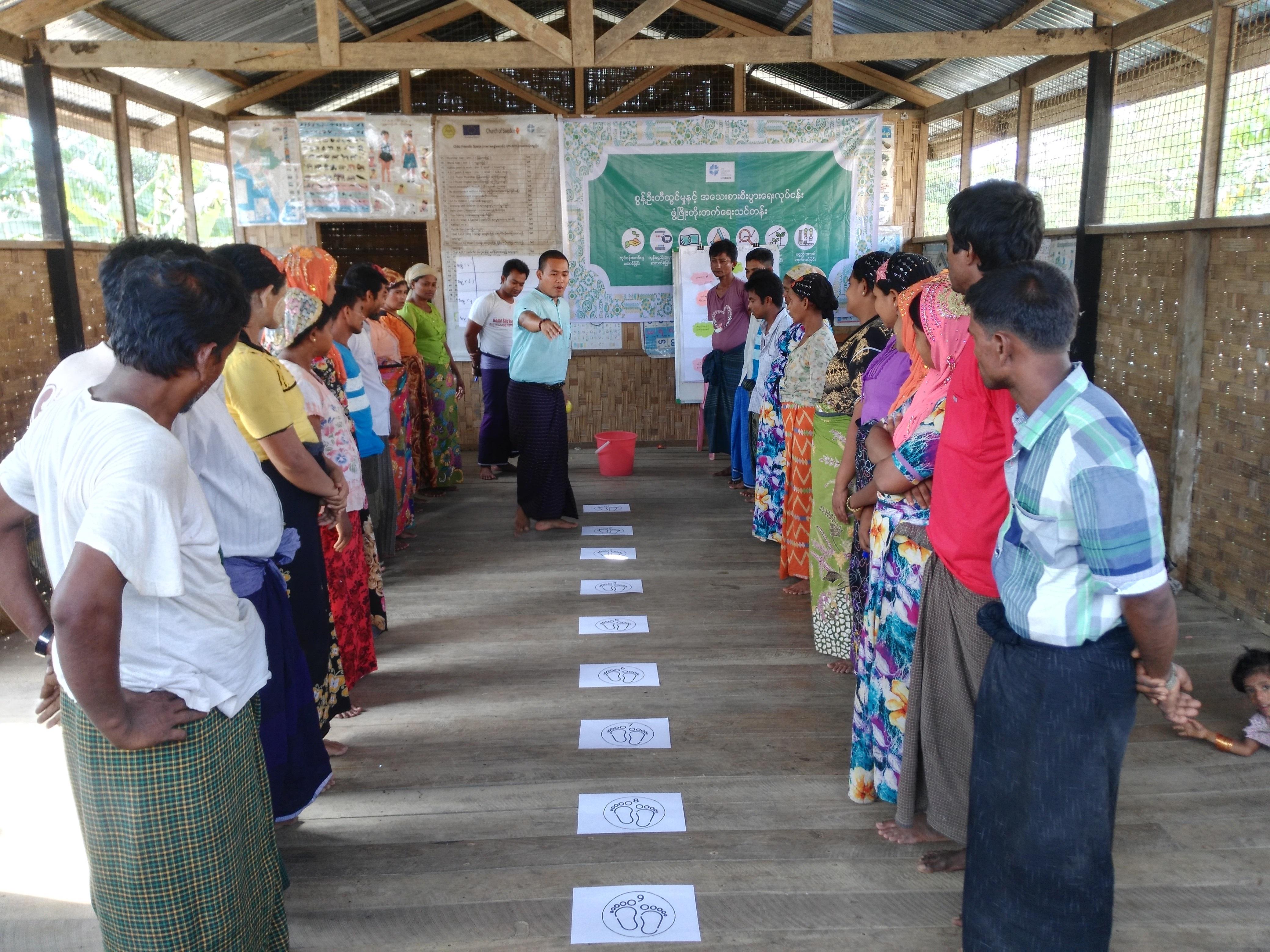 Angehende Unternehmer und Unternehmerinnen während der Teilnahme an einer Übung über unternehmerische Risiken im Rahmen eines Seminars über die Entwicklung von Unternehmertum im Thae Chaung-Camp für Binnenvertriebene in der Stadt Sittwe, Myanmar. Foto: LWB/Maung Nyien Naing