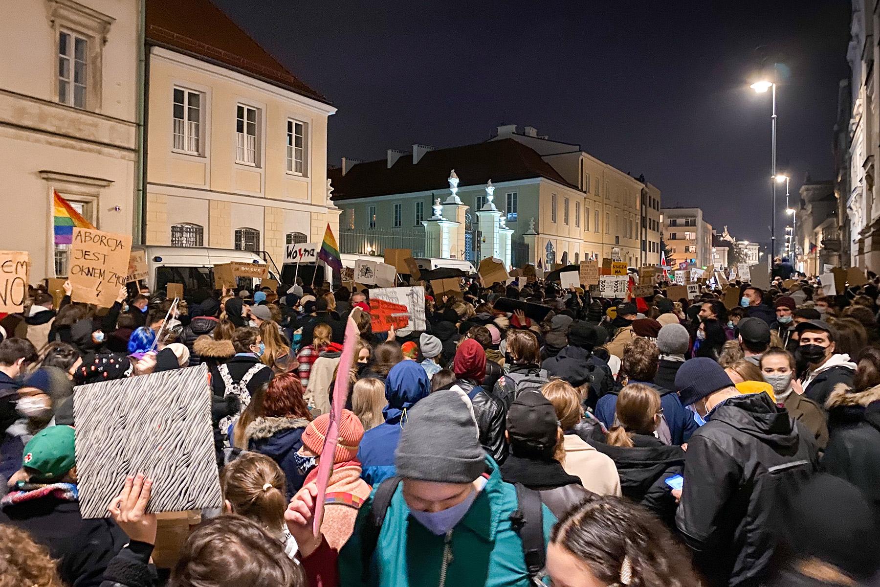 Crowds of demonstrators gathered in Warsaw to protest the Constitutional Court ruling on tightening the countryâs abortion law. Photo: Jakub Zabinski (CC-BY-SA)Â 