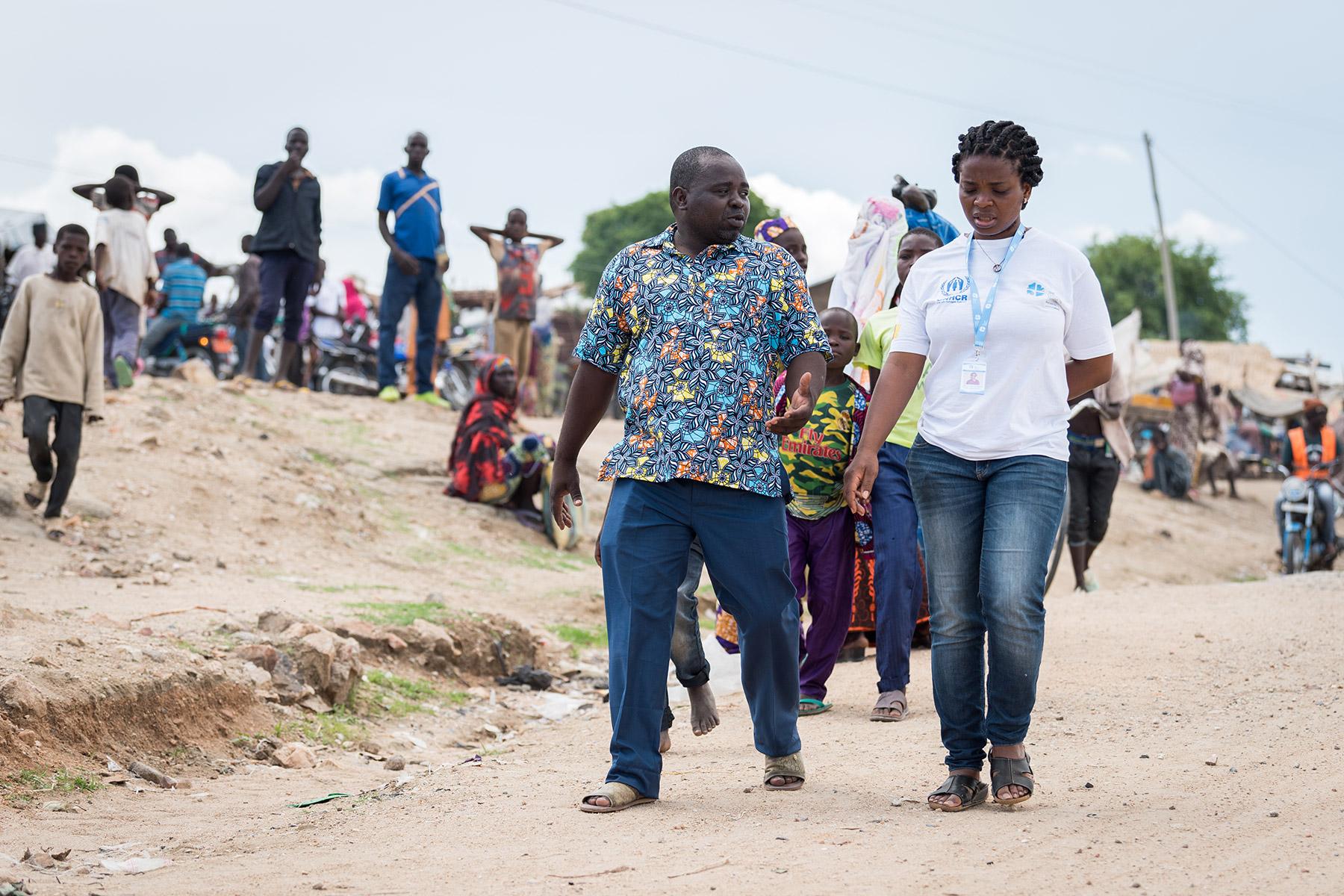 Gemeinsamer Einsatz für Menschen in Not: LWB- und UNHCR-Mitarbeitende in Kamerun. Foto: LWB/Albin Hillert