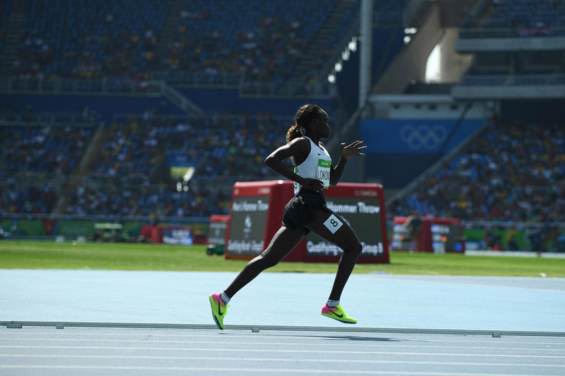 Rose Nathike Lokonyen, die aus dem Südsudan geflohen war, läuft die 800 Meter für das Refugee Olympic Team in Rio 2016. Foto: UNHCR/Benjamin Loyseau