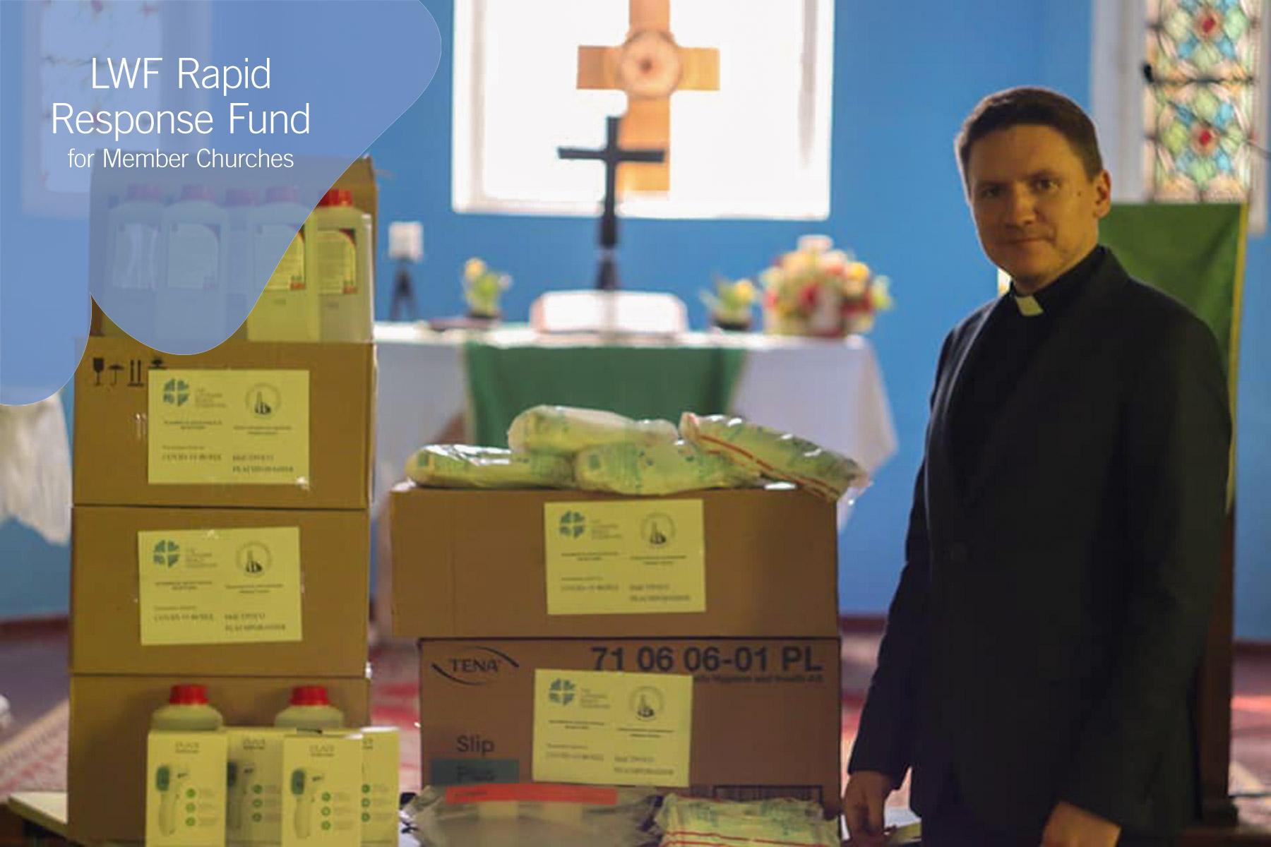 Pfarrer Vladimir Tatarnikow von der Lutherischen Kirche in Grodno, Belarus, mit den Vorräten an Schutzausrüstung und Hilfsmitteln im Kampf gegen die Ausbreitung von COVID-19, die dank der Hilfe aus dem Soforthilfe-Fonds des LWB gekauft werden konnten. Foto: Lutherische Kirche in Grodno