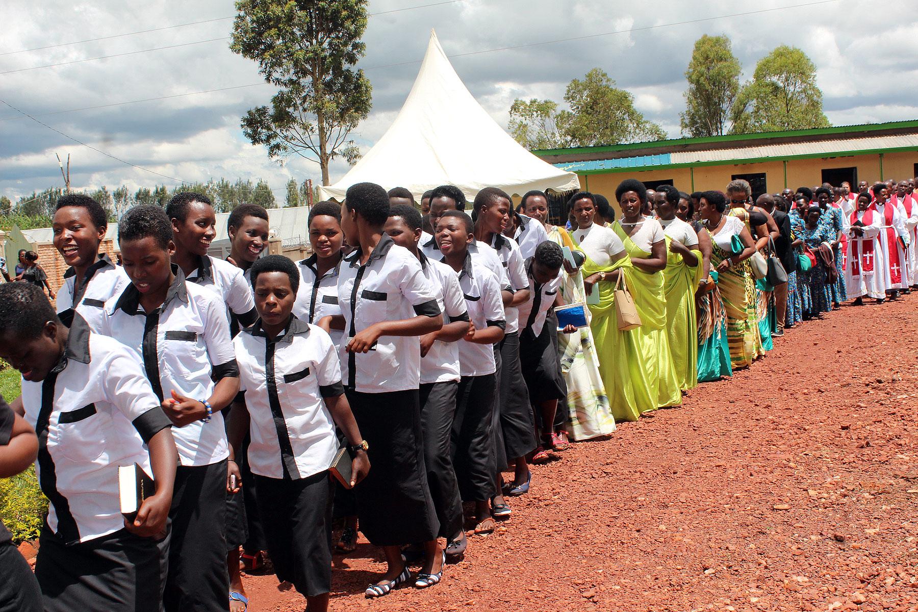Lutherische Gläubige in der Gemeinde in Kirehe in Ruanda singen und tanzen während der Feierlichkeiten anlässlich des 25-jährigen Bestehens ihrer Kirche. Fotos: Neng‘ida Johaness-Lairumbe/ELKT