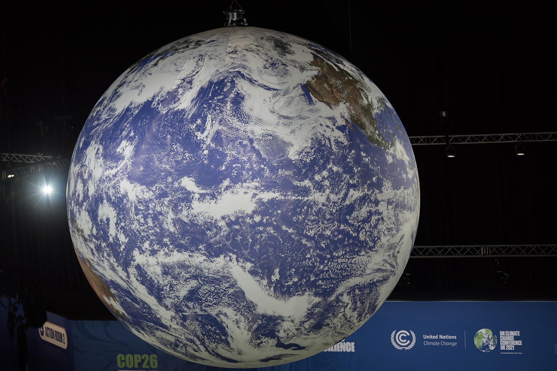 Eine große Weltkugel, die während der UN-Klimakonferenz COP26 in Glasgow von der Decke hing. Foto: LWB/Albin Hillert