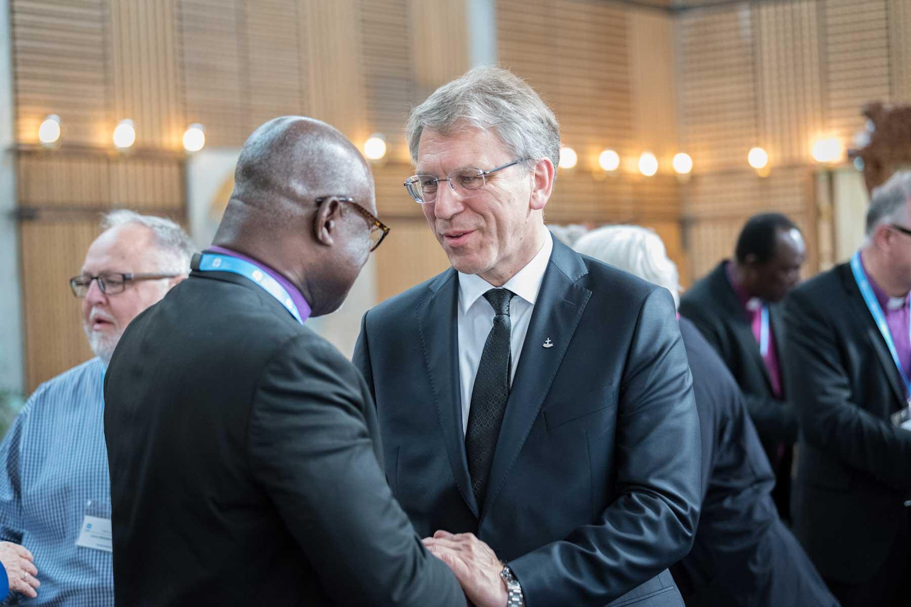LWB-Präsident Musa begrüßt ÖRK-Generalsekretär Tveit bei der Ratstagung 2018 in Genf. Foto: Albin Hillert