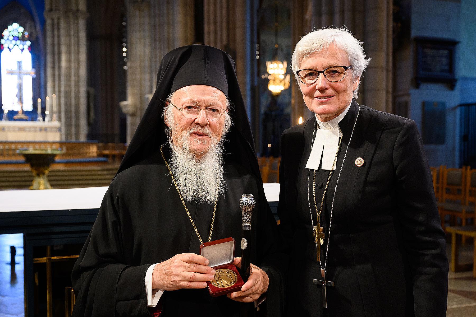 The Ecumenical Patriarch Bartholomeus I, leader of the Eastern Orthodox Christians in the world, was awarded the plaque of St. Eric's by Archbishop Antje JackelÃ©n. Photo: Magnus Aronson /Ikon 