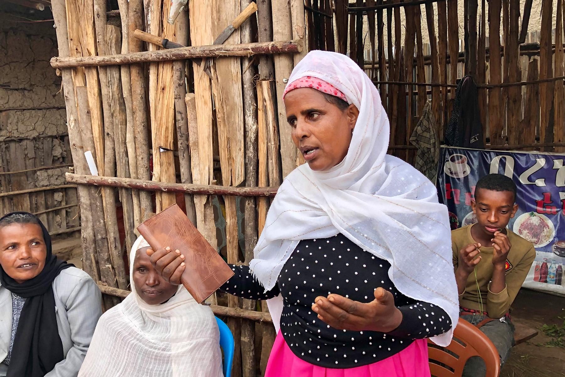Ein Mitglied einer Frauenselbsthilfegruppe von Symbols of Hope Ethiopia aus der südlichen Region Hosaena berichtet von ihren Erfahrungen. Foto: LWB/M. Dölker