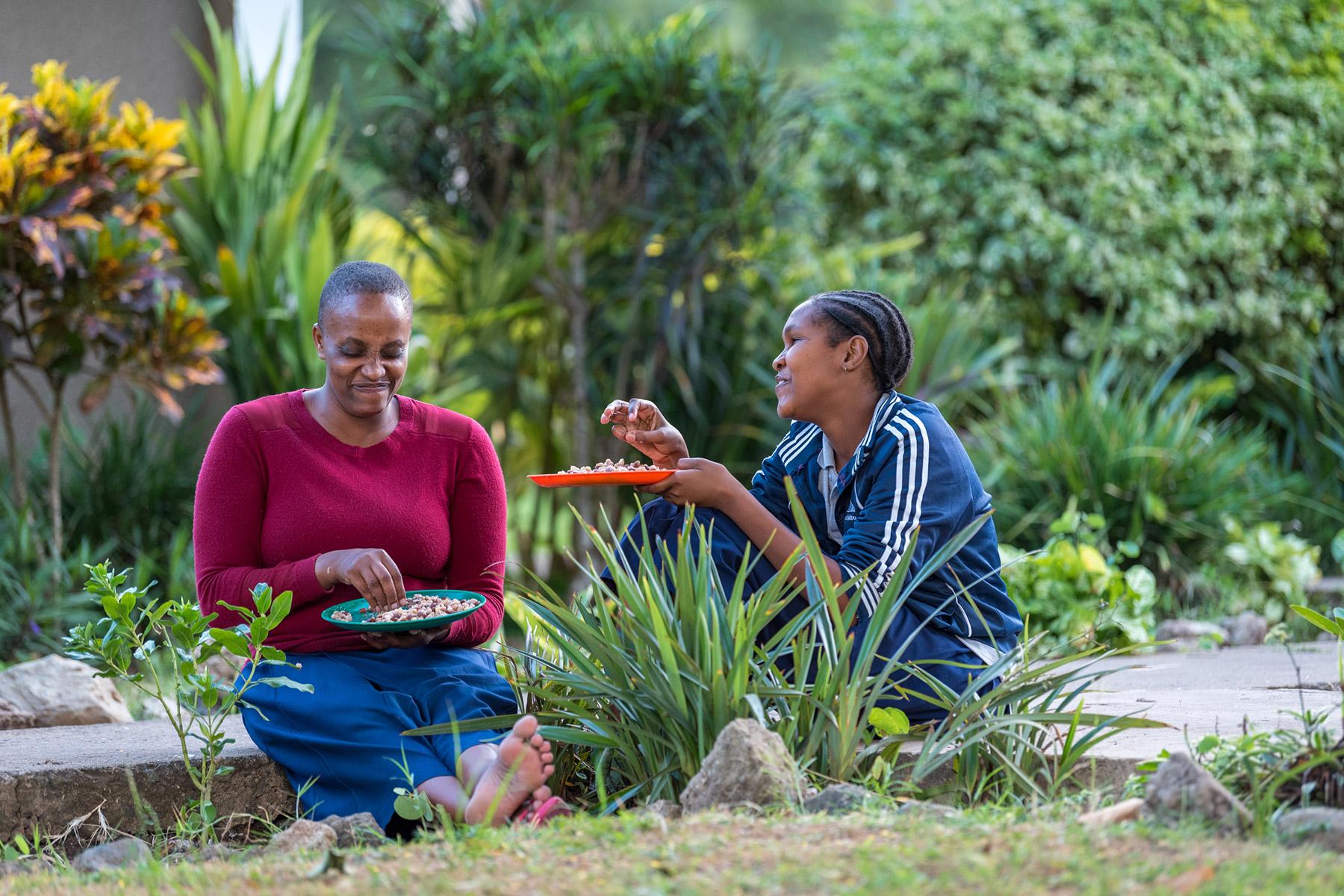 Zwei Freundinnen bei einer gemeinsamen Mahlzeit auf dem Campus der ELKT-Diözese Meru im Usa-River-Rehabilitations- und Ausbildungszentrum für Menschen mit besonderen Bedürfnissen in Arusha, Tansania. Alle Fotos: LWB/Albin Hillert