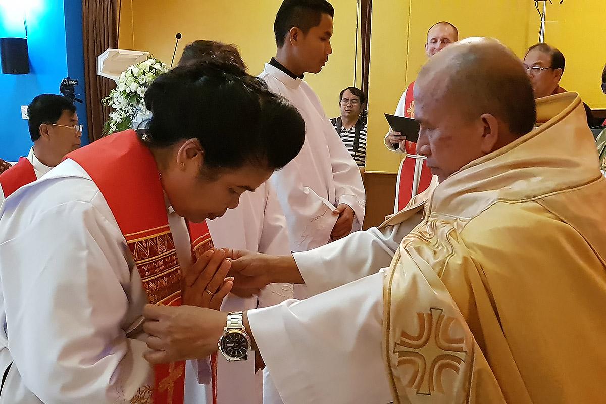 Pfarrerin Jongkolnee Sampachanyanon empfängt den Segen von Bischof Amnuay Yodwong. Foto: LWB/P. Lok