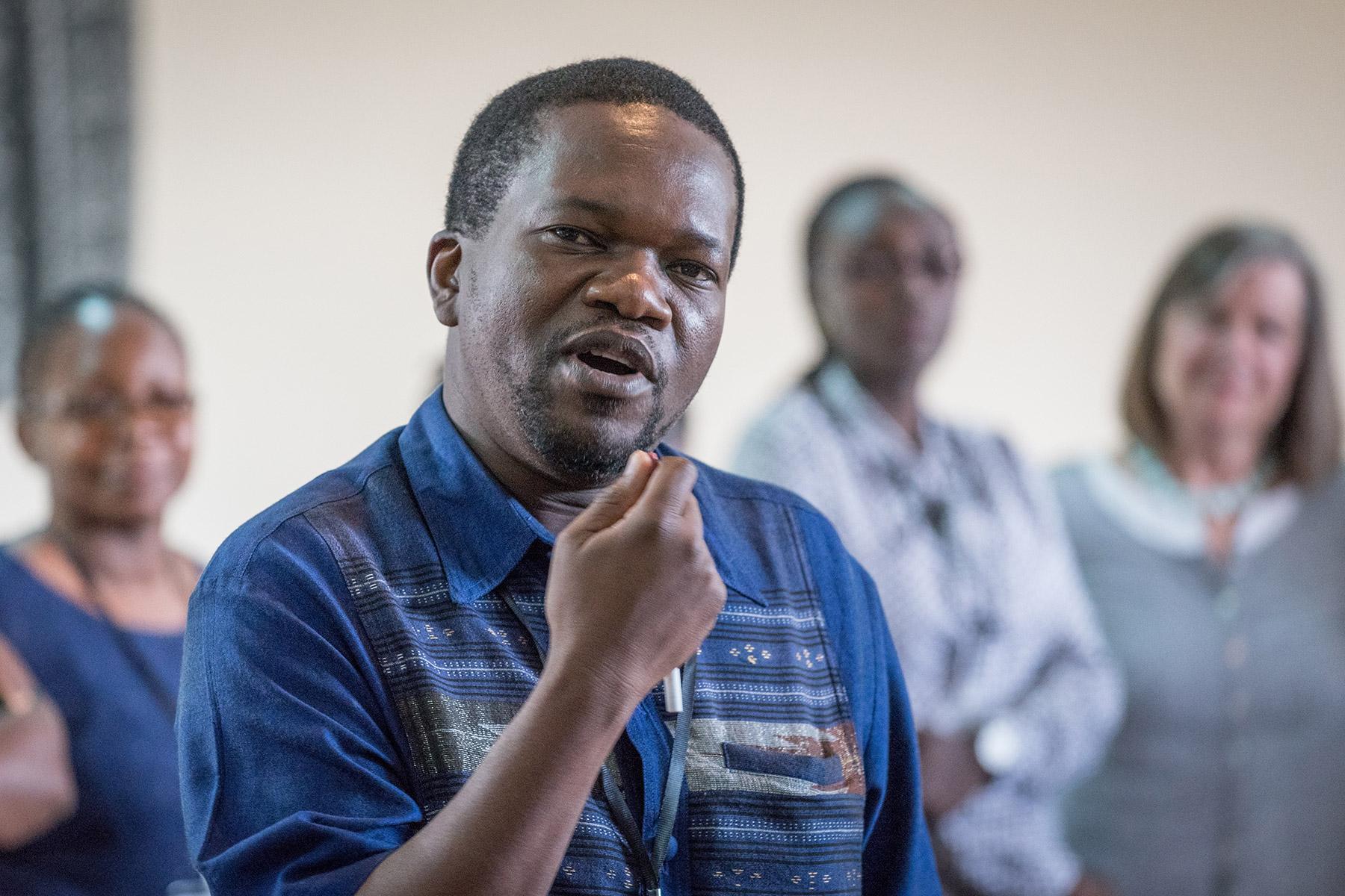 Ezra Chitando spricht bei einer interreligiösen HIV-Konsultation in Nairobi, Kenia. Foto: Albin Hillert/ÖRK