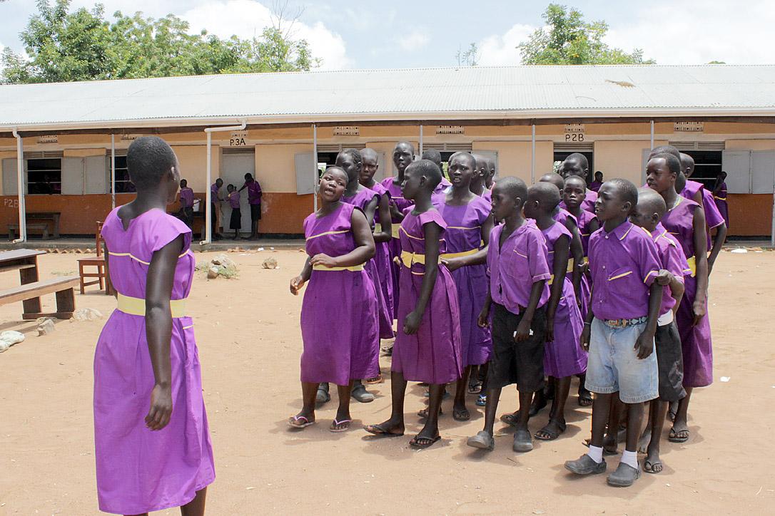 Minzi mit weiteren Mitgliedern des Kinderrechts-Clubs der Boroli Primary School. Innerhalb von nur zwei Jahren wurde sie Schulsprecherin und Vorsitzende des Kinderrechts-Clubs. Foto: LWB-Uganda
