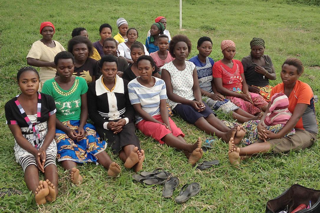 Diese jungen Frauen in Rwamwanja wurden zu ihren Erfahrungen mit Menschenrechtsverletzungen befragt. Foto: LWB/S. Oftadeh