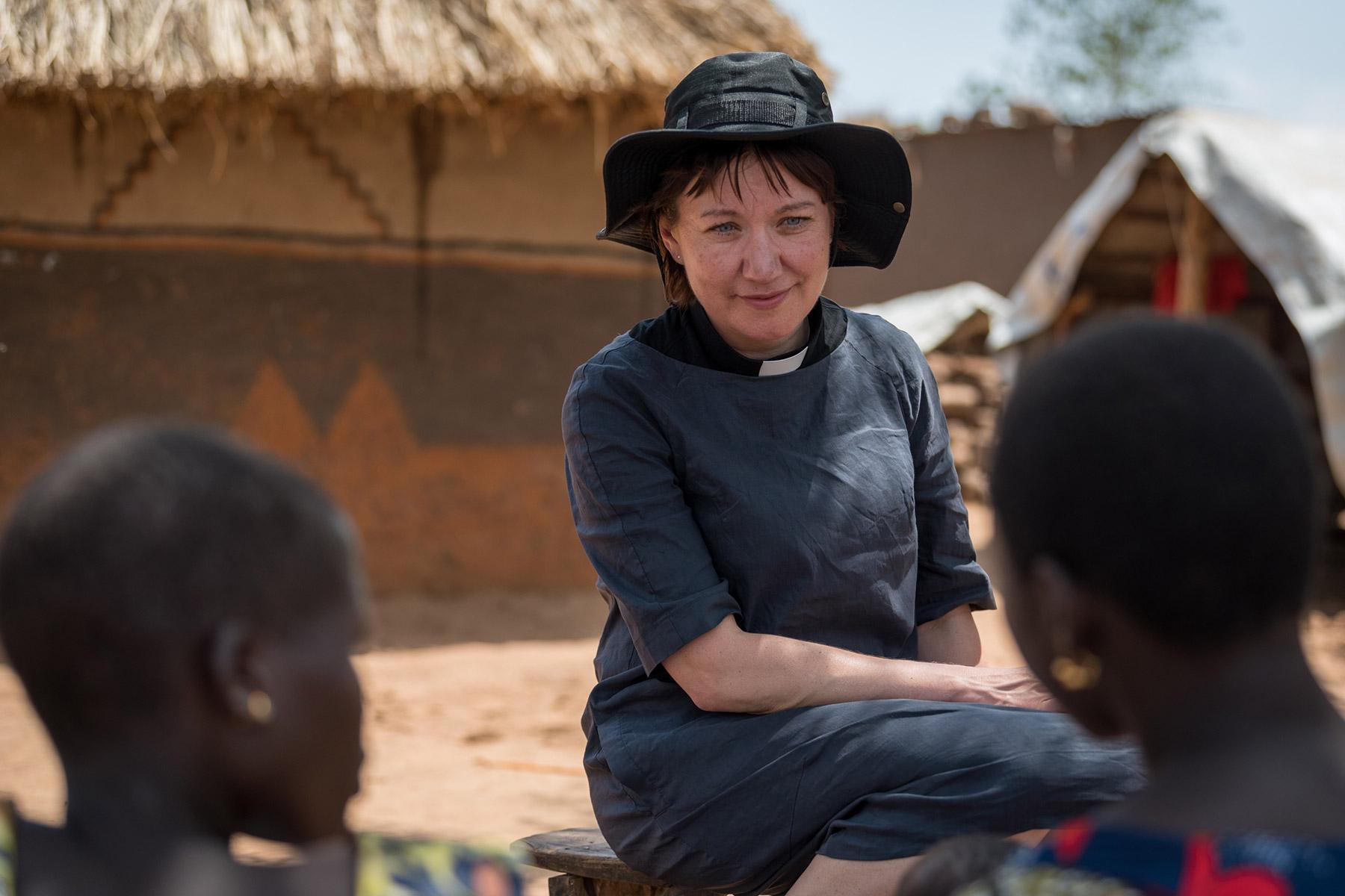 LWB-Generalsekretärin Anne Burghardt hört sich bei ihrem Besuch des LWB-Landesprogramm in Uganda im April im Flüchtlingslager von Palorinya, Bezirk Obongi, Uganda, die Geschichten von zwei minderjährigen Müttern an. Fotos: LWB/Albin Hillert