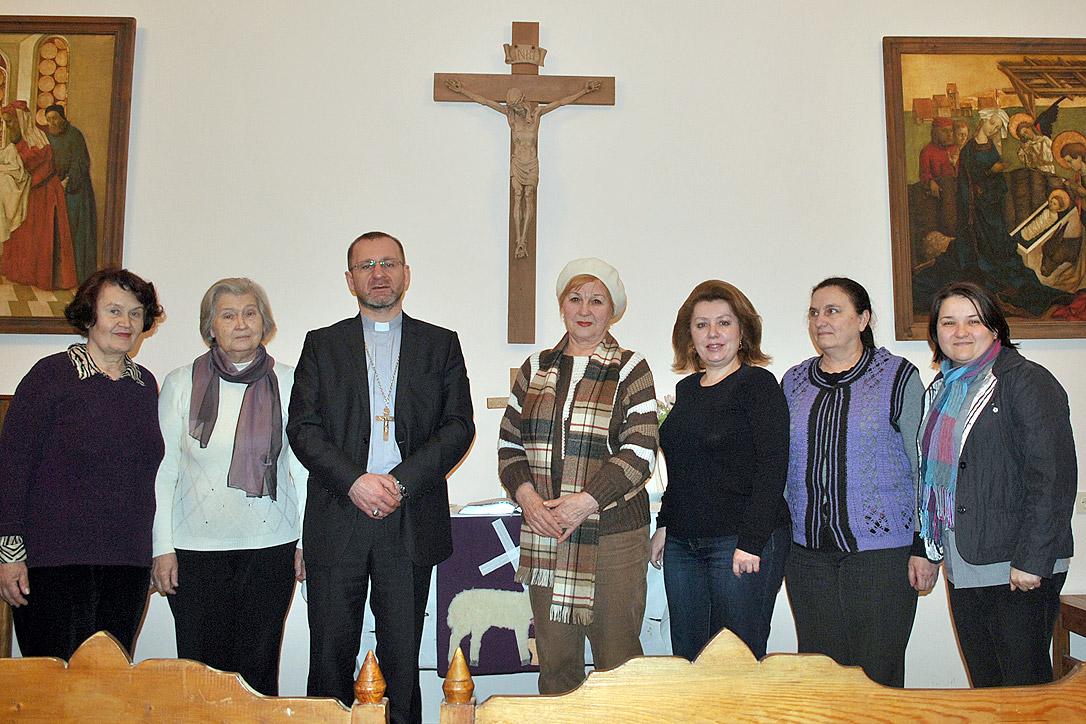 Bishop Serge Maschewski with members of the congregation in Simferopol. Photo: GELCU/Jevgenija Donetzkaja