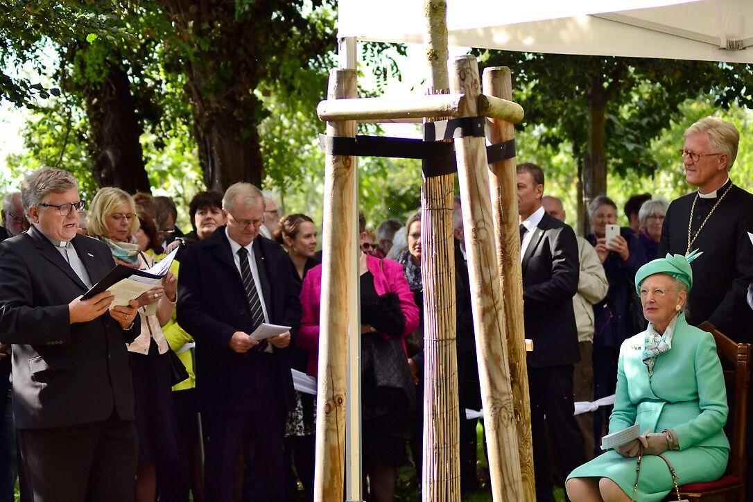 Königin Margarete II. von Dänemark (re.) pflanzt symbolisch einen Baum im Luthergarten, um die Verbundenheit der christlichen Kirchen weltweit zu unterstreichen. Foto: LWB/Felix Kalbe
