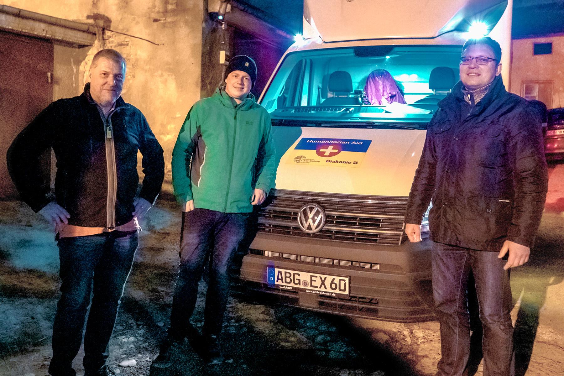 Felix Kalbe (Mitte) bringt als freiwilliger Fahrer medizinische Hilfsgüter nach Lwiw in der Ukraine. Foto: privat