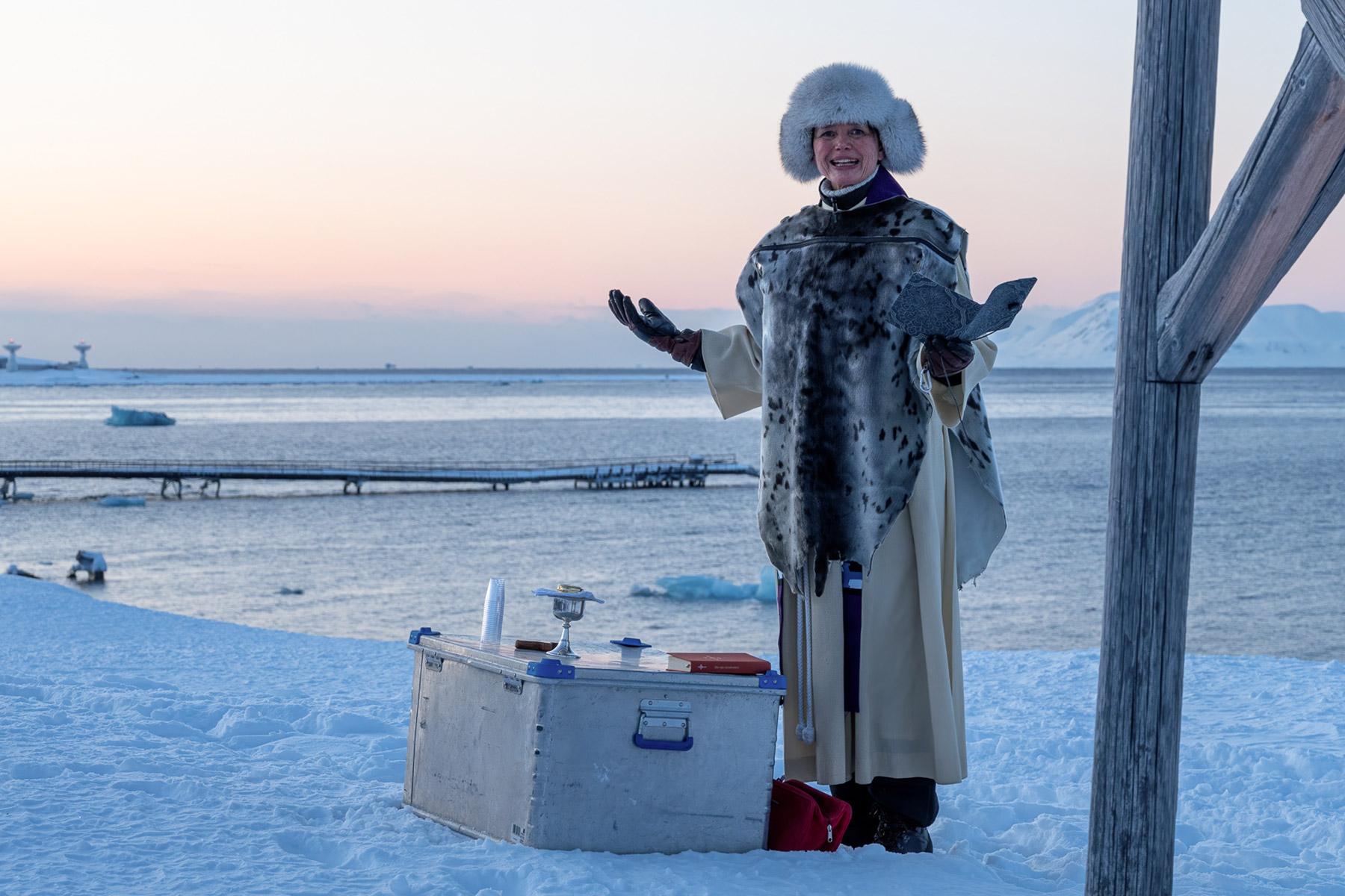 Pfarrerin Siv Limstrand leitet den Gottesdienst in Ny-Ålesund, der nördlichsten Siedlung der Welt. Foto: Helge T. Markussen