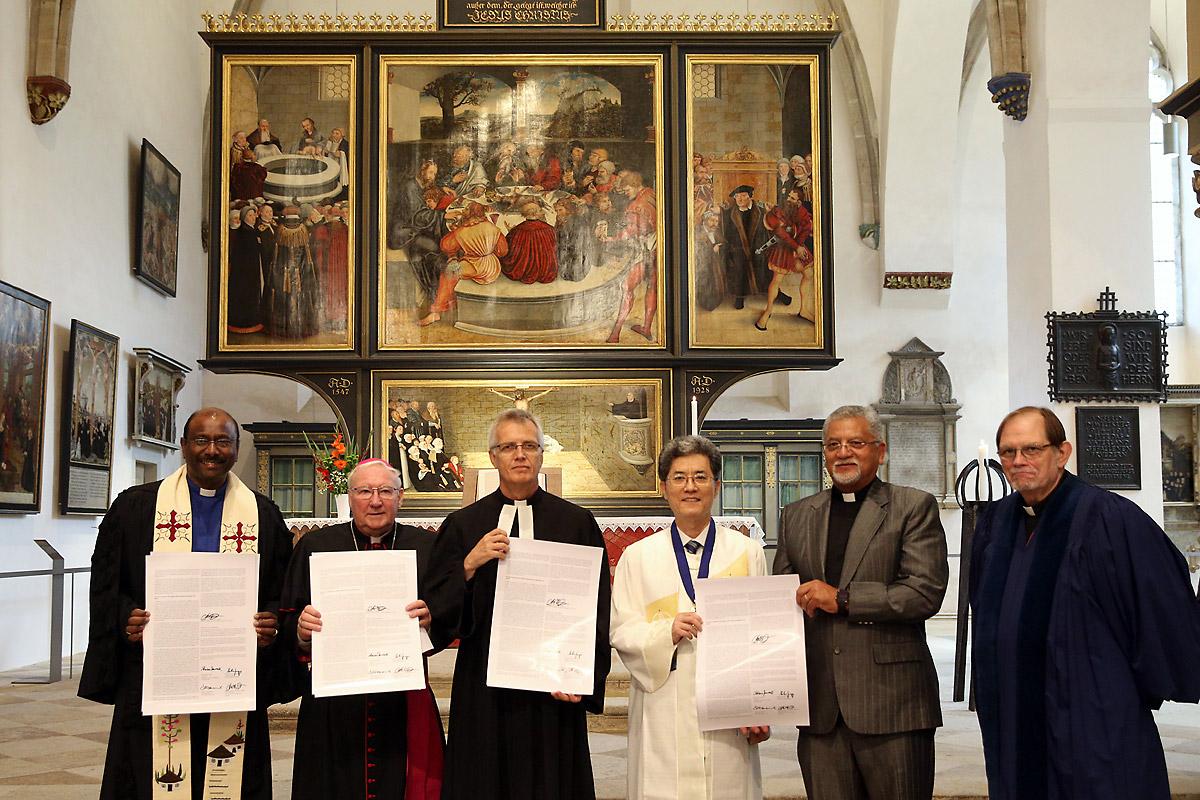 The Wittenberg Witness was signed in the City Church in Wittenberg in July 2017 by The Lutheran World Federation and the World Communion of Reformed Churches. The WCRC also signed an association agreement to the Joint Declaration on the Doctrine of Justification (JDDJ), originally signed by the LWF and the Roman Catholic Church in 1999, and later joined by the World Methodist Council. Photo: WCRC / Anna Siggelkow