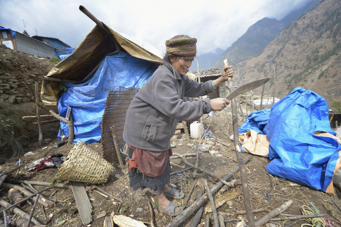 Eine Frau im Gatlang, einem Dorf im Rasuwa-Distrikt an der tibetischen Grenze. Der LWB unterstützt die Bevölkerung beim Wiederaufbau ihres Dorfes in der traditionellen Bauweise. Foto: ACT/Paul Jeffrey