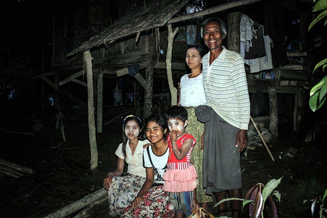 Bildunterschrift: U Kyaw Thein und seine Familie vor ihrem von der Flut beschädigten Haus. Foto: LWB Myanmar/M. Celiz