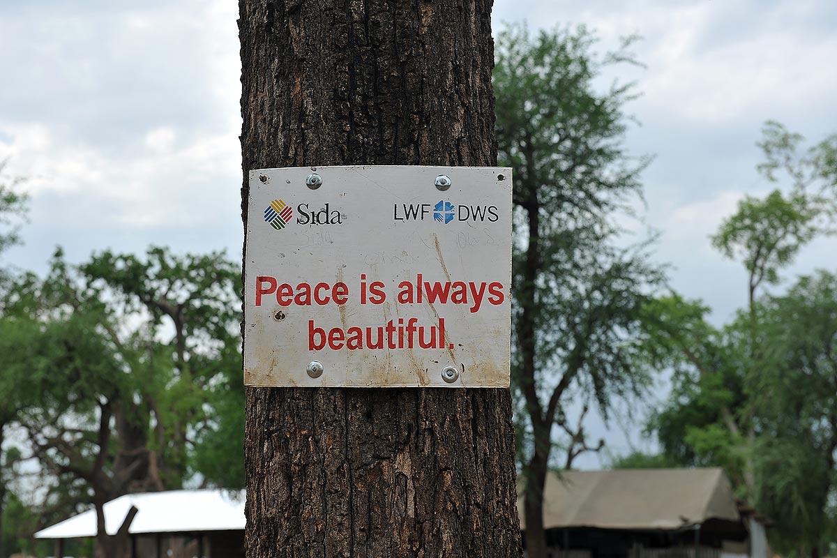 Friedensbotschaften in einer vom LWB betriebenen Schule in Upper Nile State, Südsudan. Foto: LWB/ C. Kästner