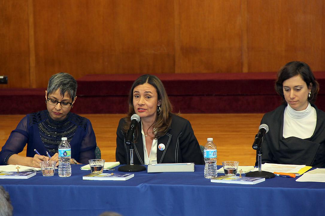 Maria Cristina Rendón (LWB) (Mitte) forderte auf einer Podiumsdiskussion während der 60.Sitzung der UN-Frauenrechtskommission eine entschiedene Bekämpfung der weltweiten Armut. Weitere Rednerinnen: Lopa Banerjee (links), UN Frauen, und Caterina Tino, UNICEF. Foto: Nick Jaech