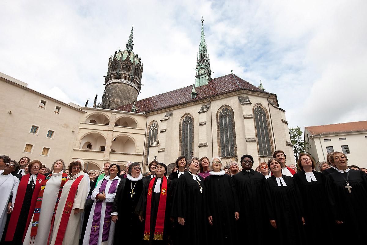 Mehr als 120 Pfarrerinnen aus 18 Ländern nahmen an der Fotoaktion für Frauenordination in Wittenberg, Deutschland, teil. Foto: LWB/Marko Schoeneberg