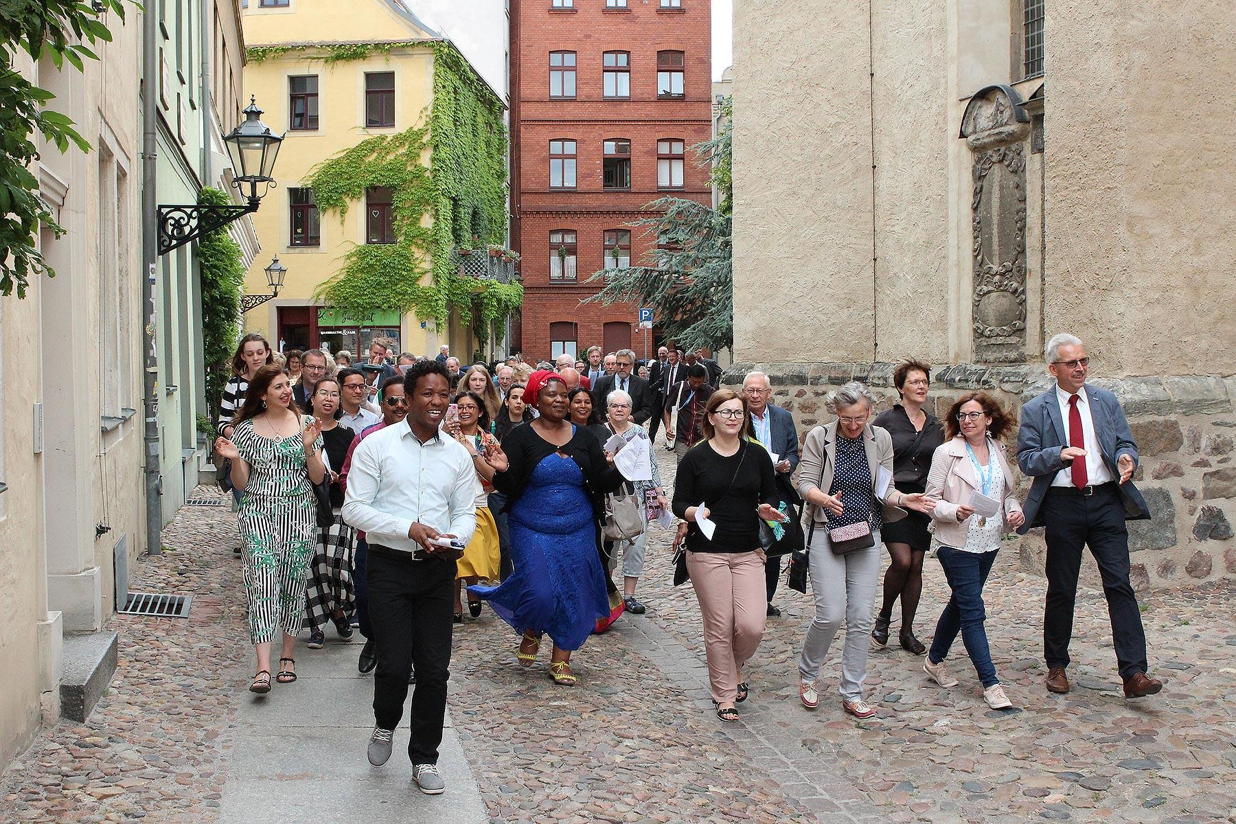 Während der gemeinsamen Jubiläumsfeierlichkeiten gehen internationale Gäste beschwingt von der Stadtkirche zu den Räumlichkeiten des LWB-Zentrums Wittenberg und des ELCA Wittenberg Center. Foto: DNK/LWB Florian Hübner
